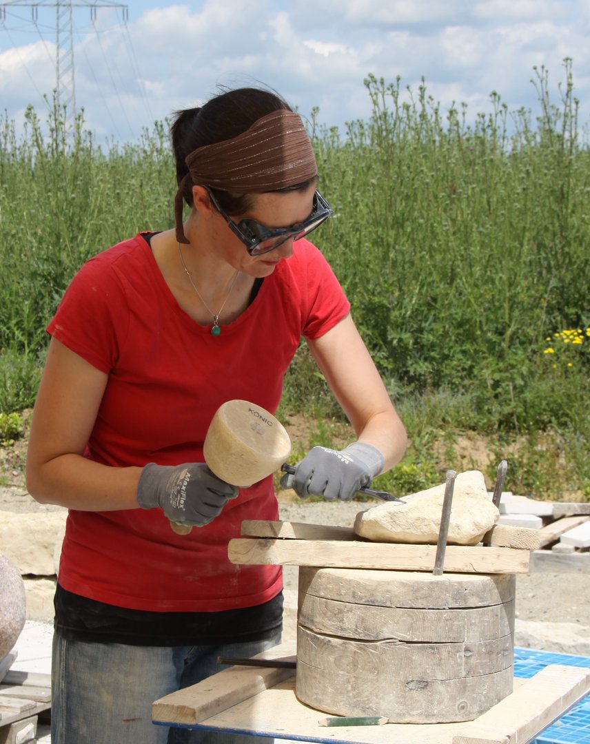 Kursteilnehmerin während eines Bildhauer-Workshops