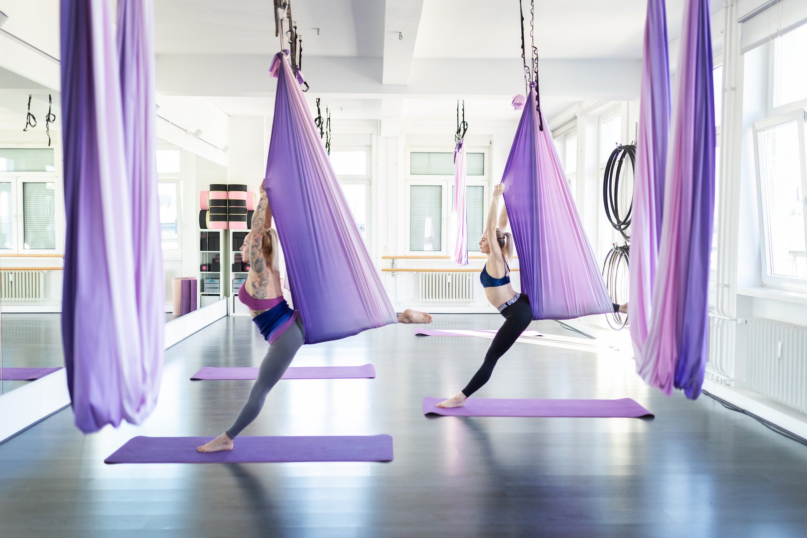 Aerial Yoga vereint Kräftigung, Stretch und Entspannung am Tuch.