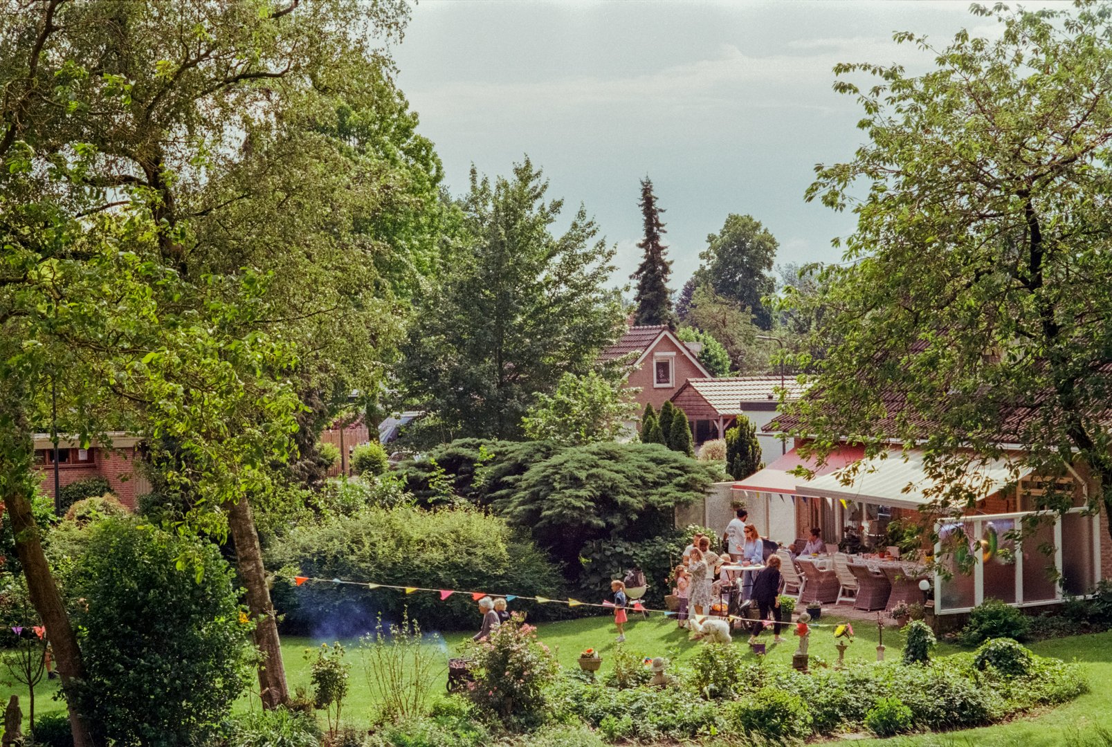 Dorfleben, Familie grillt im Garten