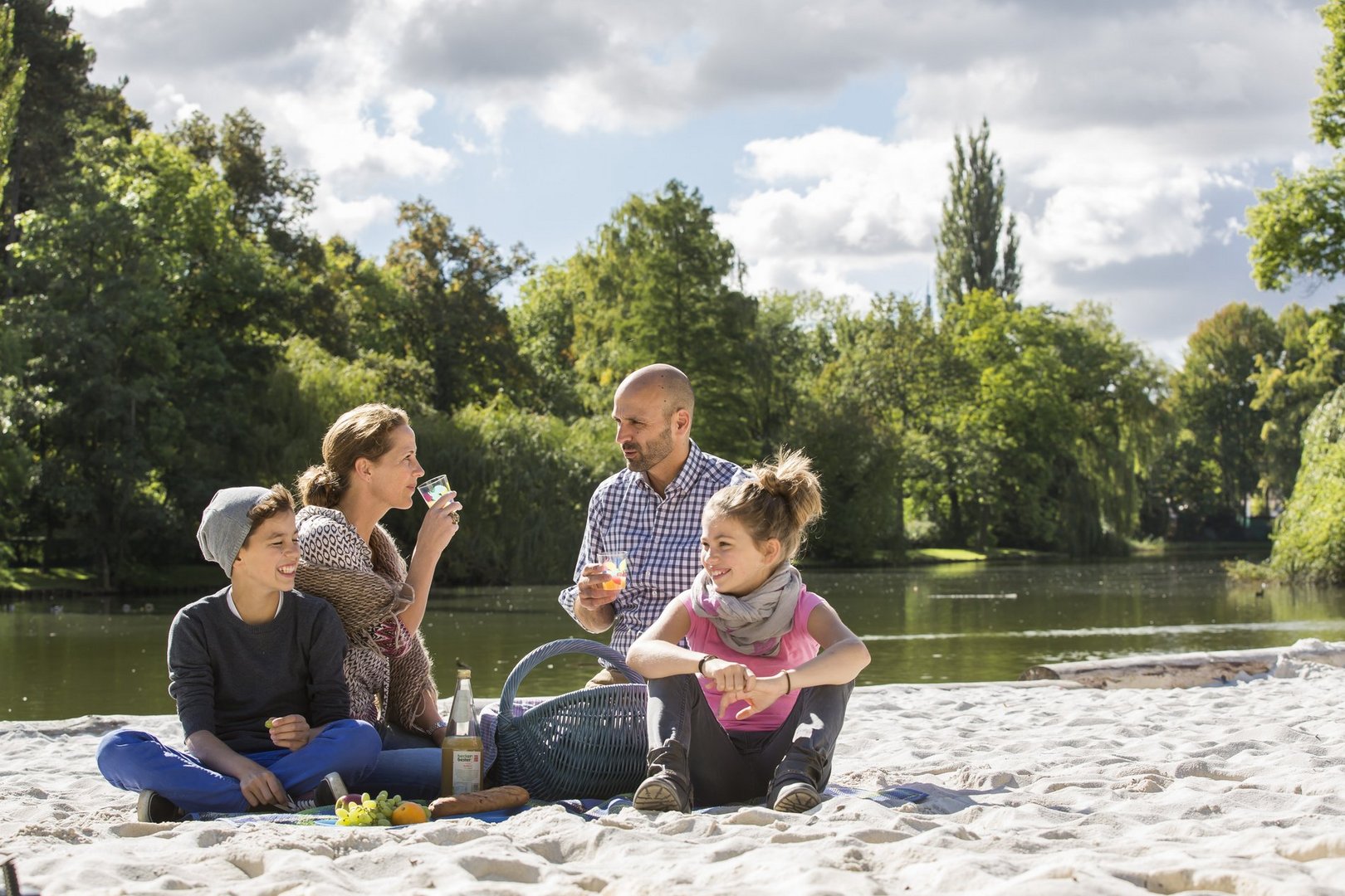 Familie macht Picknick am Strand in Wolfenbüttel