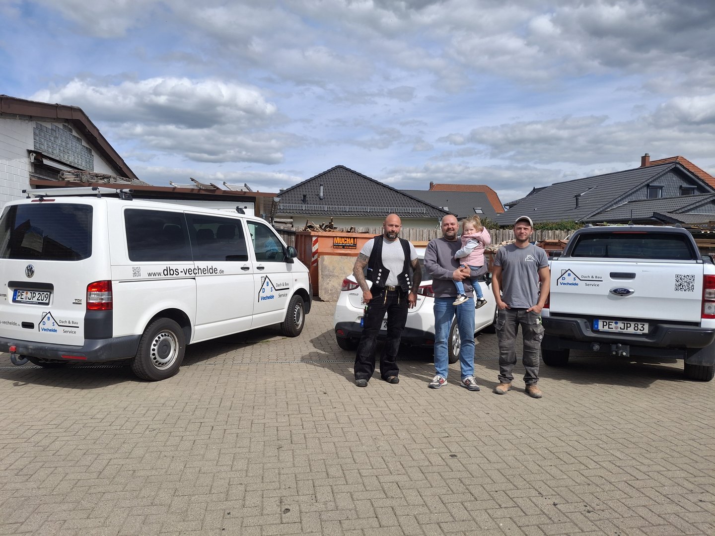 Dachdeckermeister Maik Höse, Firmenchef Jörg Paul mit Tochter Antonia und Thomas Paul (von links) auf dem Beriebsgelände in Vechelde.