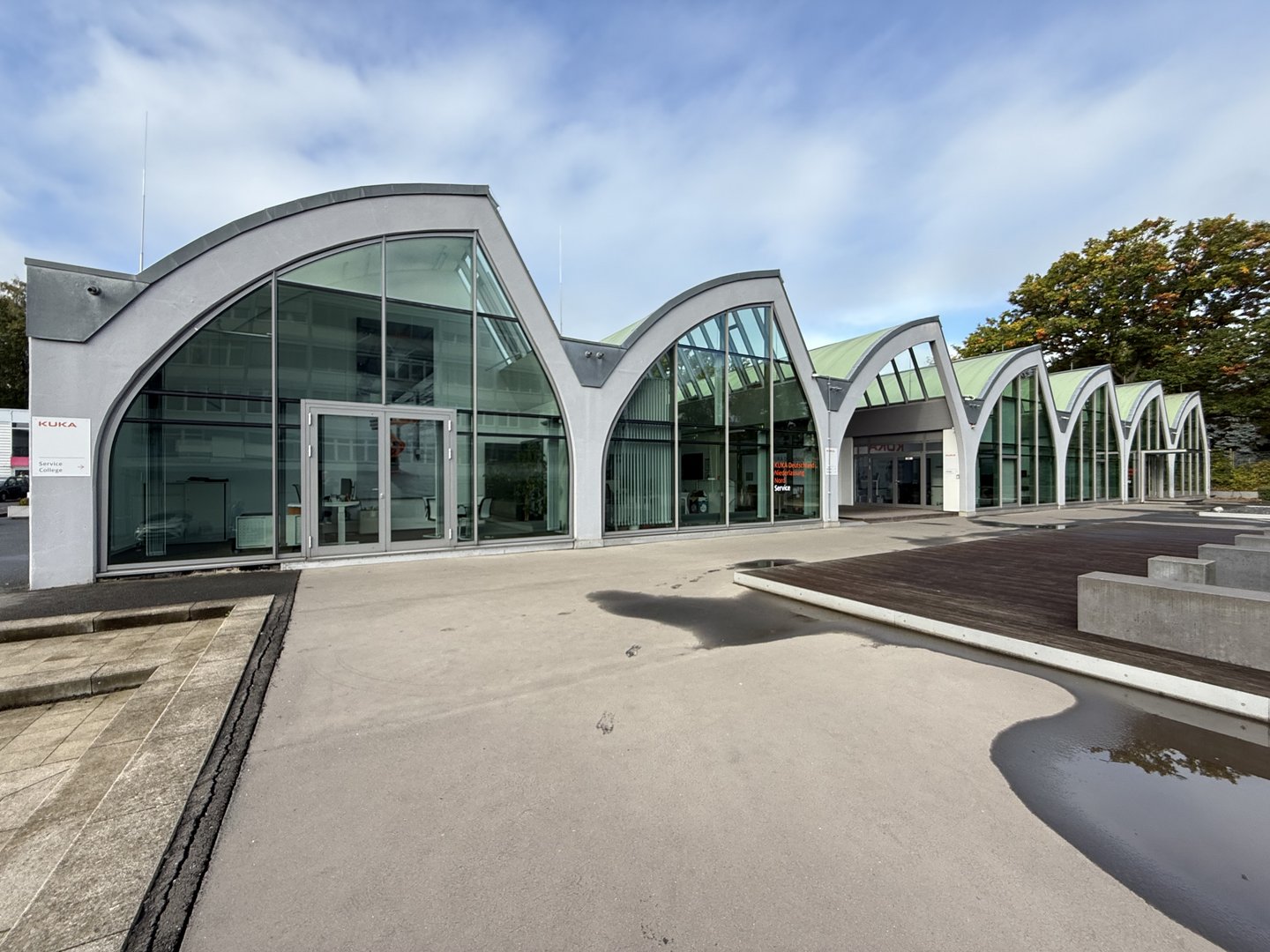 Das KUKA College befindet sich in den alten Rollei-Werken in modernisierten, hellen Hallen.