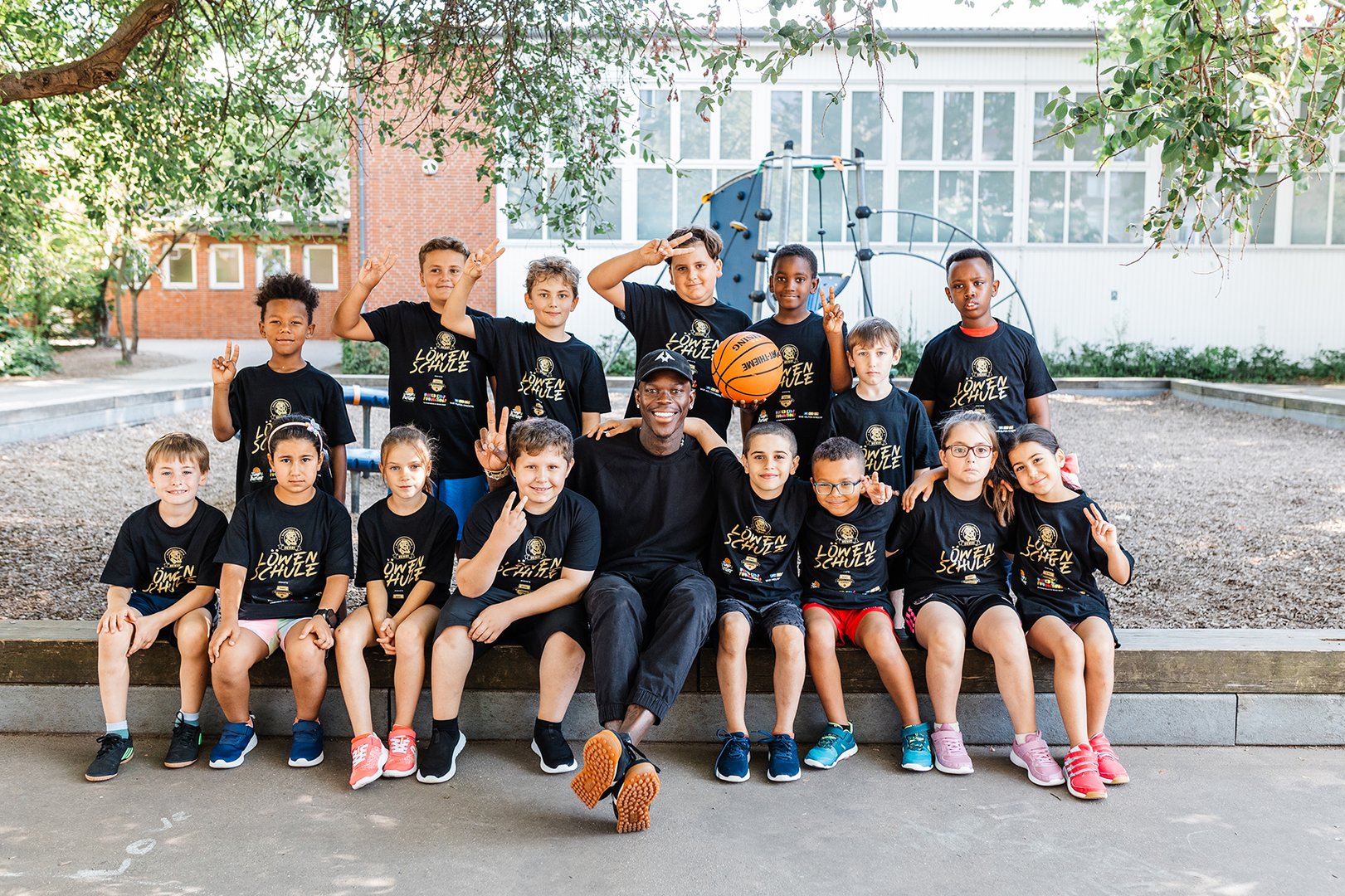 Die Teilnehmenden des Projektes Jump for Future rund um ihr Idol Dennis Schröder.