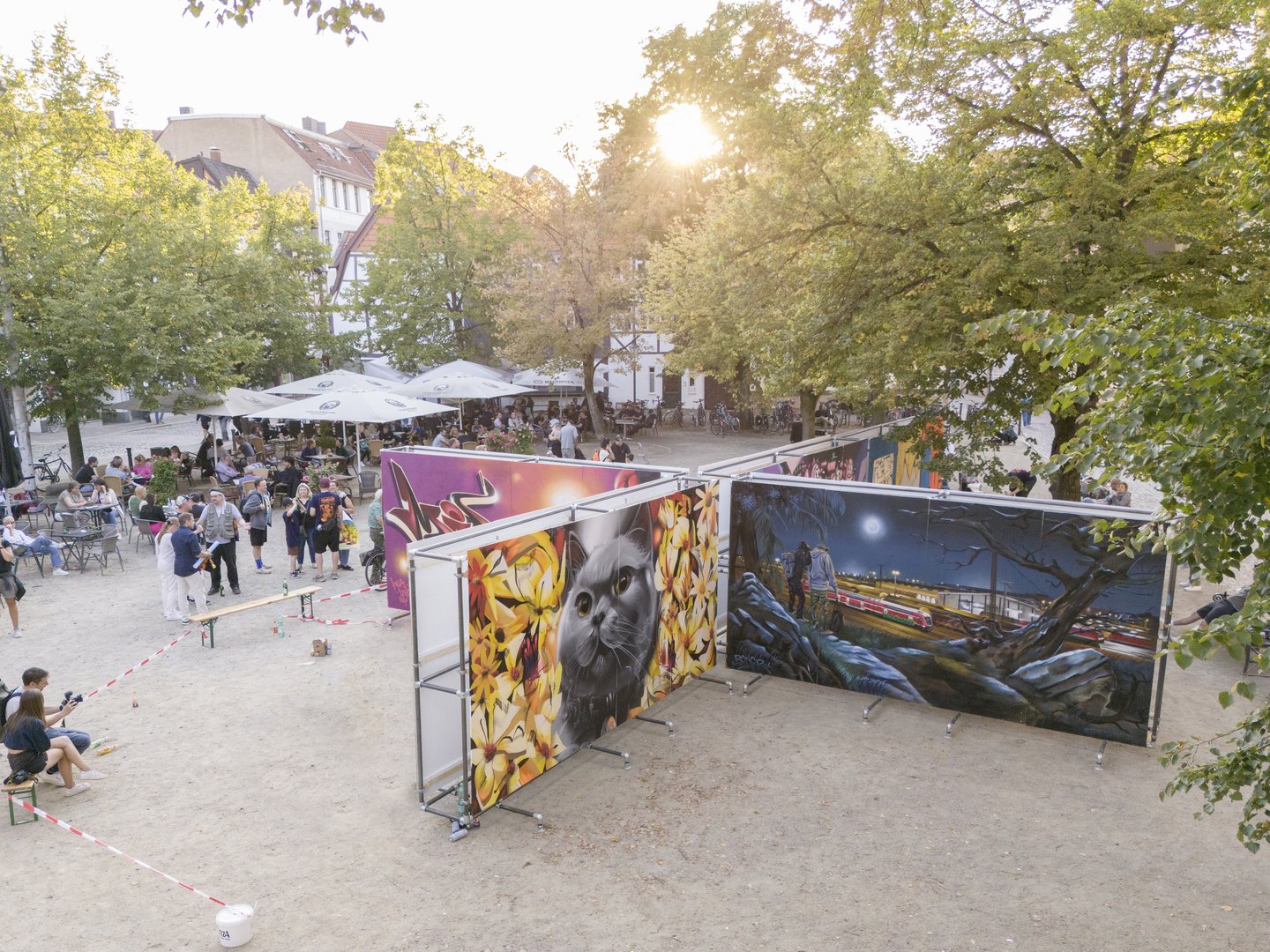 Toll bemalte Stellwände beim HOLA UTOPIA Street Art Festival in Braunschweig.