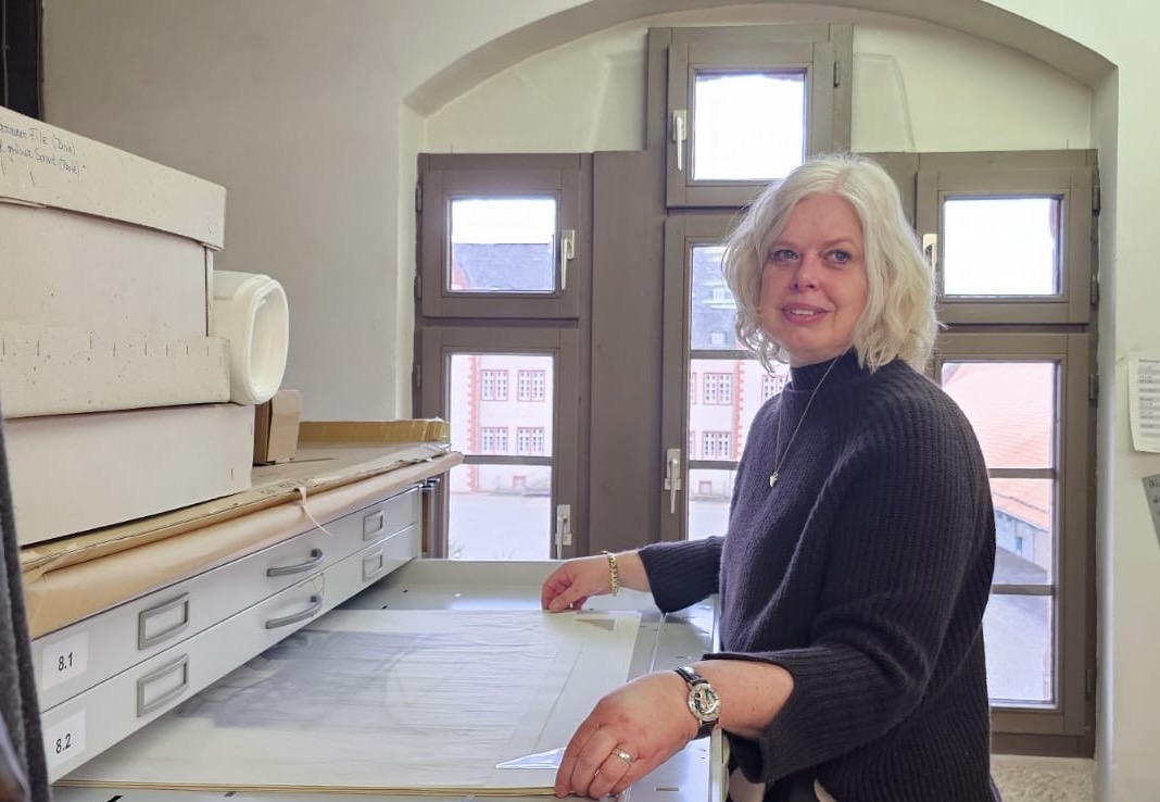 Stephanie Borrmann im Depot der Städtischen Kunstsammlungen Salzgitter.