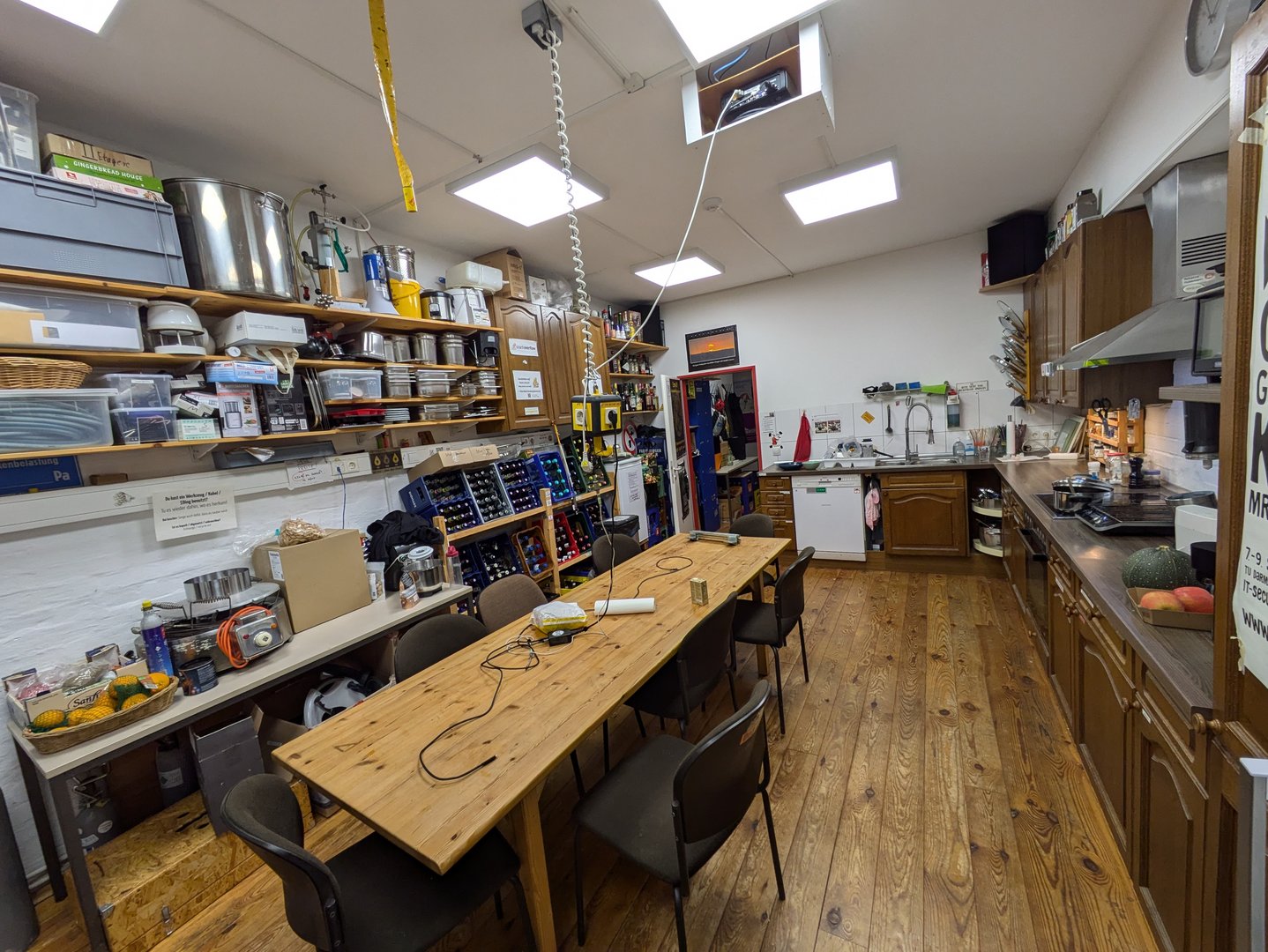 Der Multifunktionsraum ist Küche und Treffpunkt zugleich.