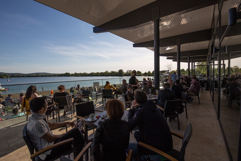 Blick über die Terrasse des Café del Lago.