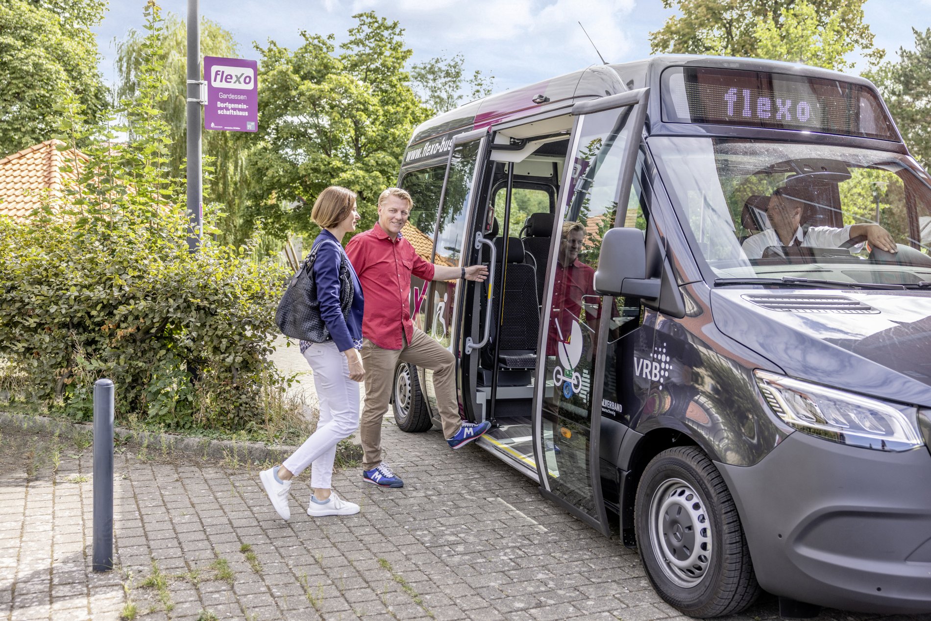Nachhaltig unterwegs in der Region: Ein Fahrgast steigt in einen Flexobus ein.