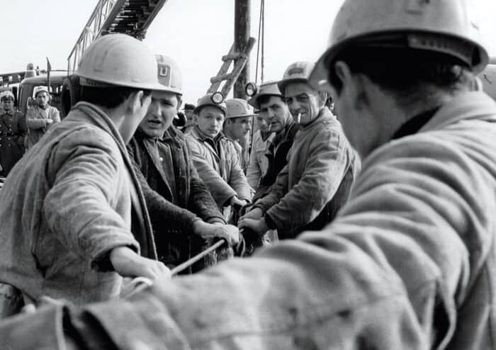 Das historische Foto zeigt die Rettung von Bergleuten.