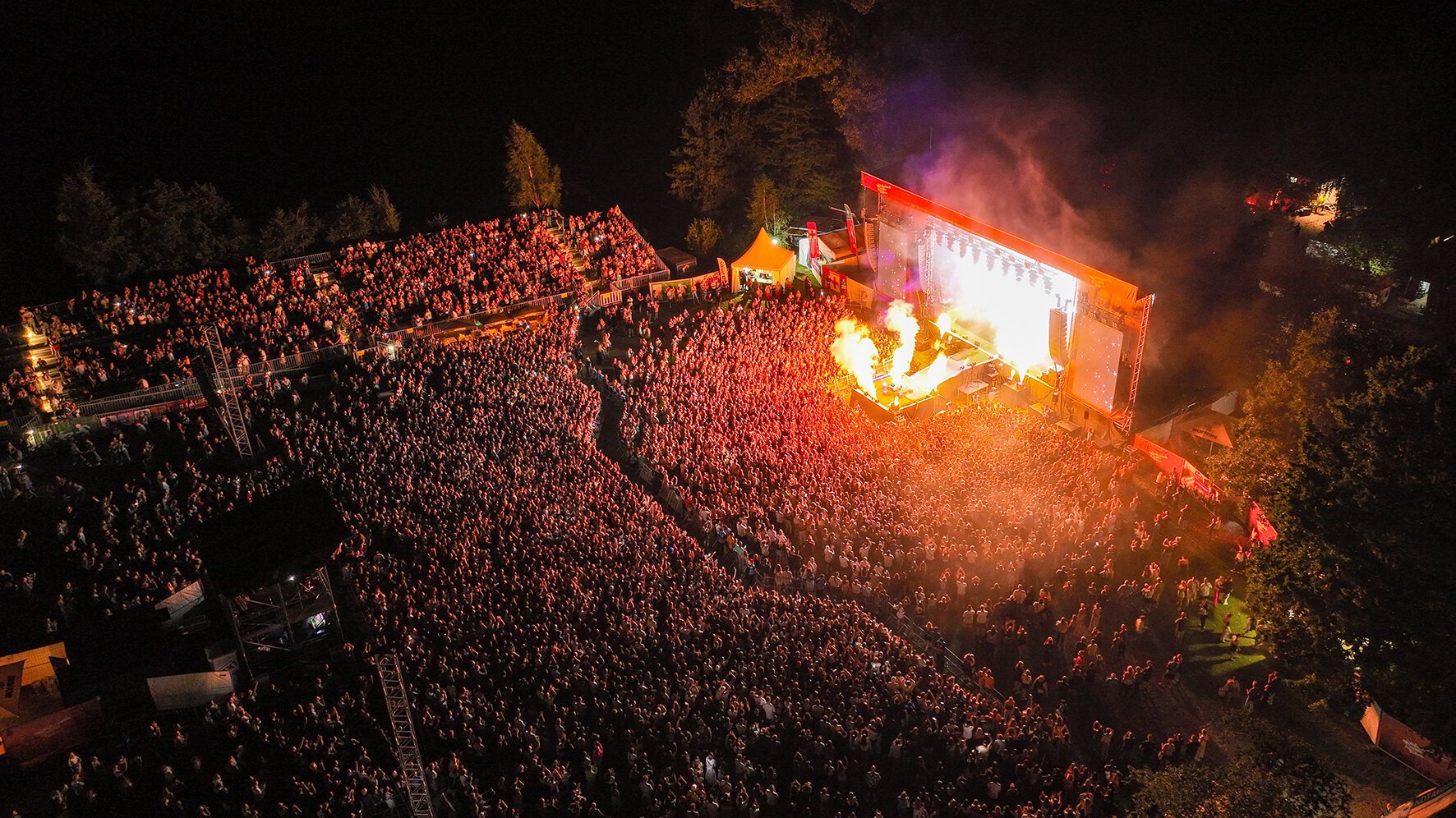 Eine Luftaufnahme von einem Konzert auf der Volksbank BRAWO Bühne.