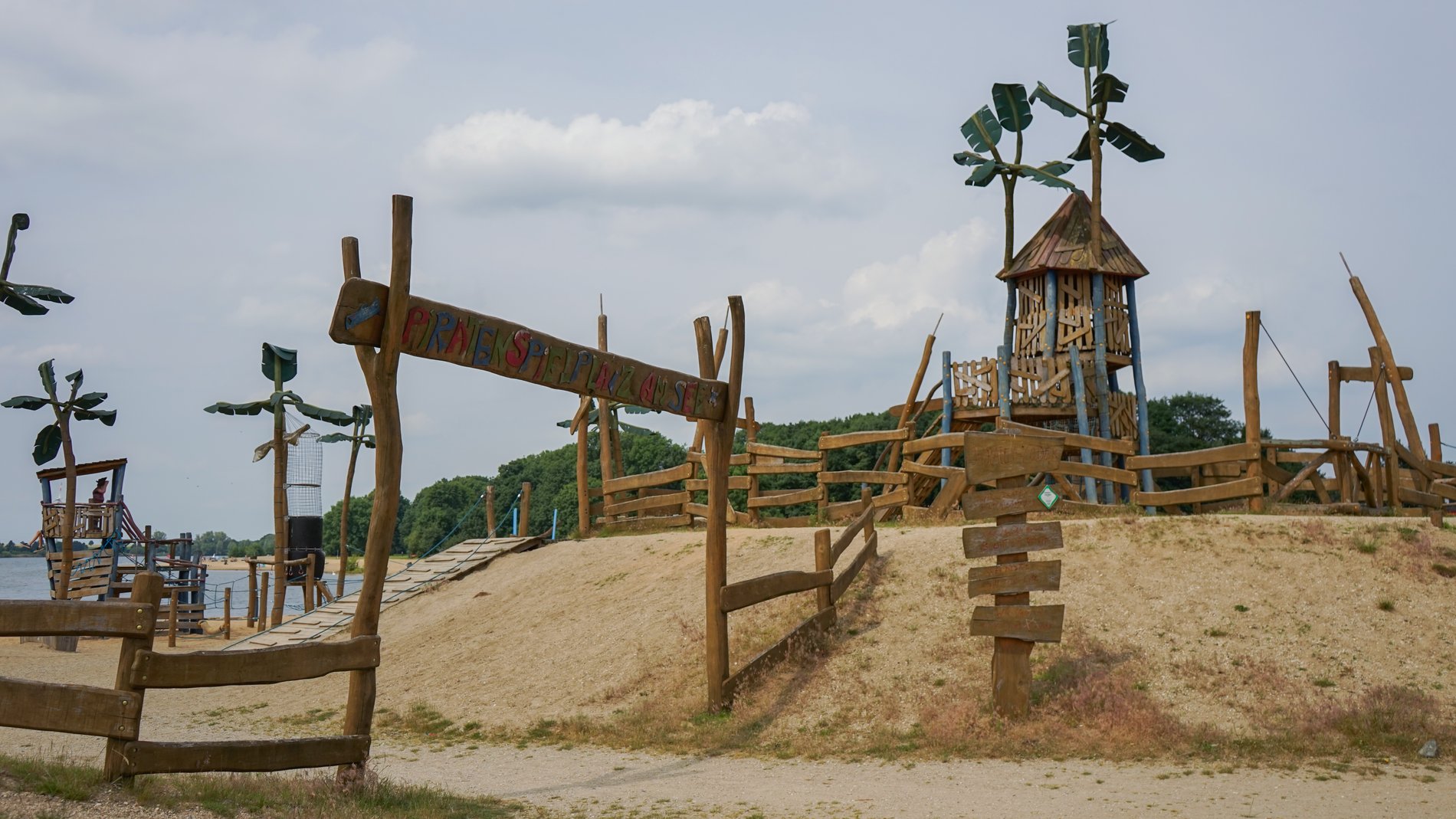Piratenspielplatz am Ostufer des Salzgittersees.