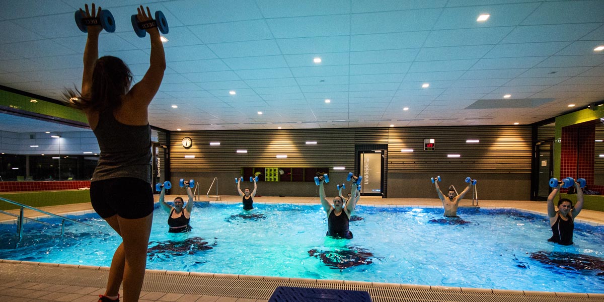 Wassersport in Hallenbad